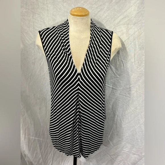 Cable & Gauge Black and White V-Neck Sleeveless Top - Picture 1 of 8